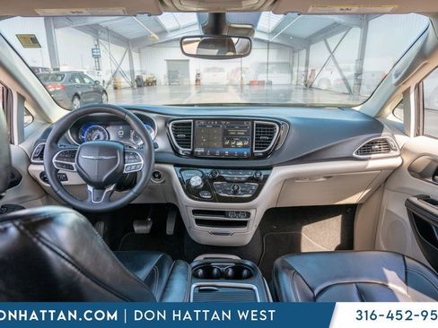 Used 2023 Chrysler Pacifica Touring-L FWD image 3