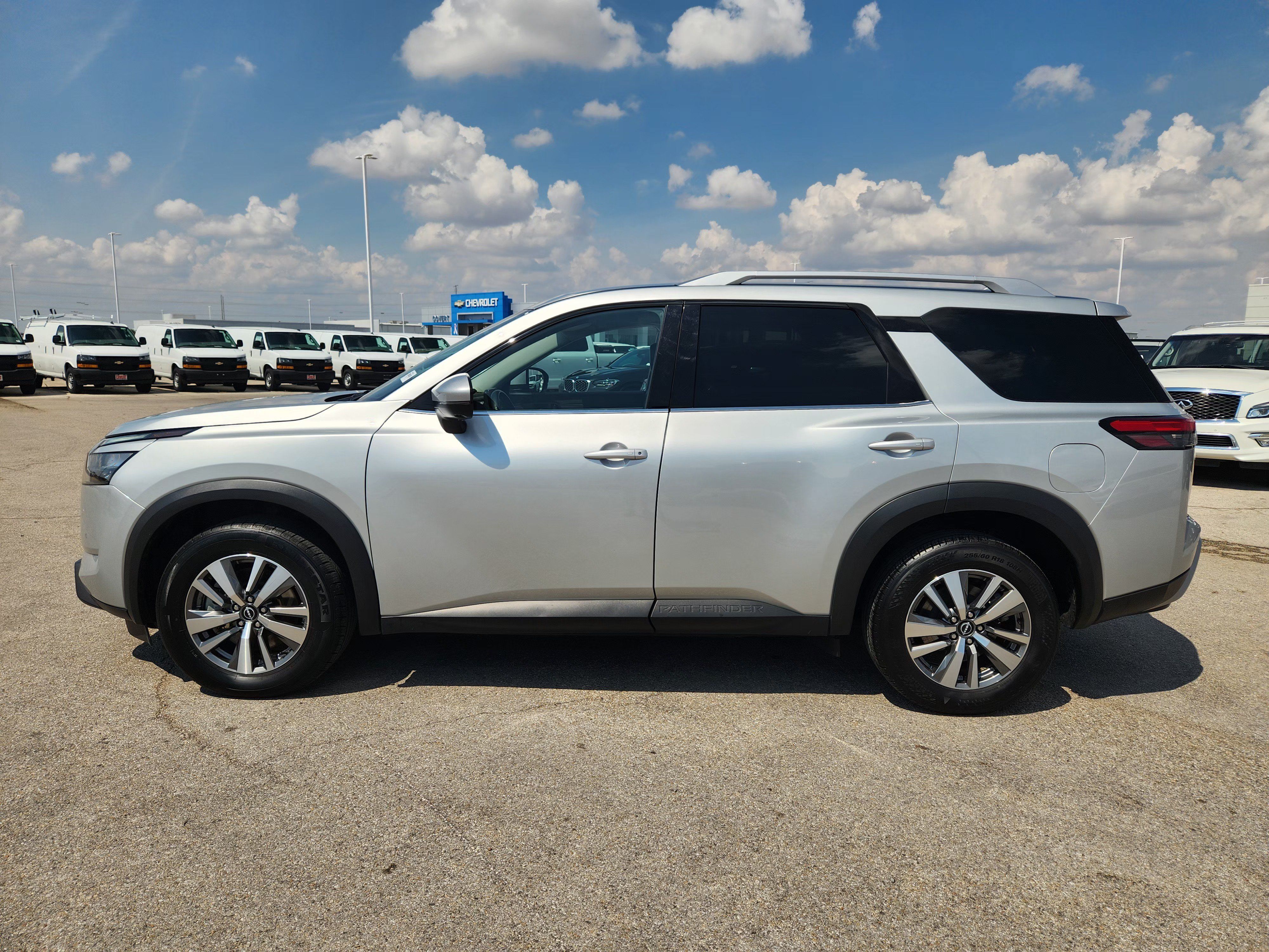 Used 2025 Nissan Pathfinder SL FWD image 4