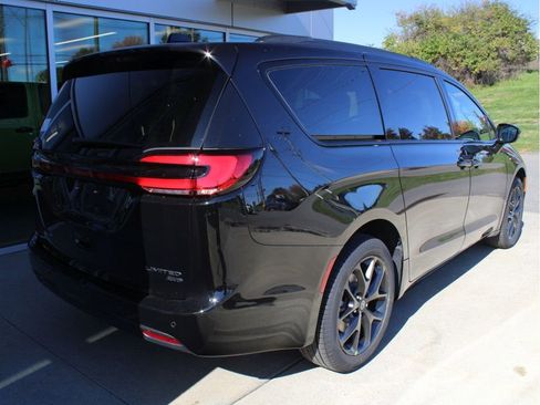 New 2026 Chrysler Pacifica Limited w/ S Appearance Package image 4