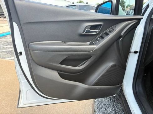 Used 2021 Chevrolet Trax LT w/ LT Convenience Package FWD image 14