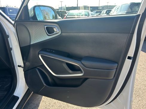 Used 2025 Kia Soul LX FWD image 25