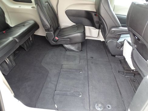 Used 2024 Chrysler Pacifica Touring-L image 42