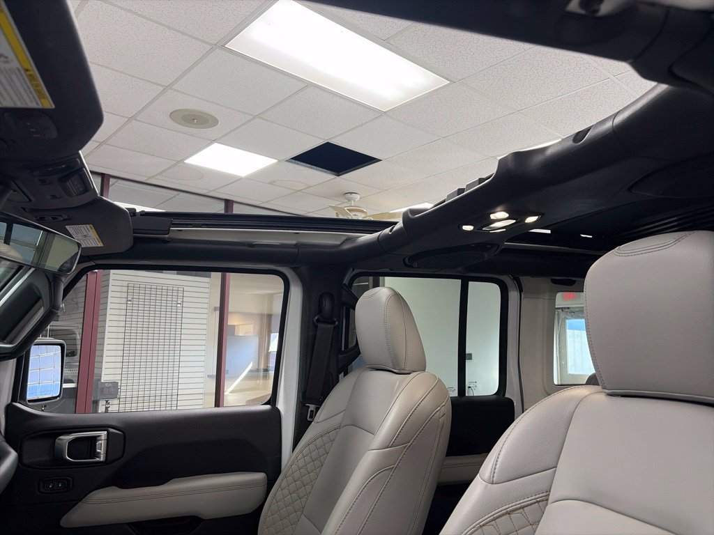 Used 2023 Jeep Wrangler Unlimited Sahara AWD/4WD image 7