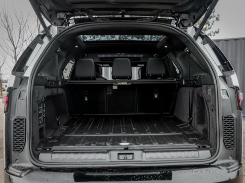 Used 2025 Land Rover Discovery Dynamic SE image 8