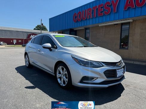 Used 2018 Chevrolet Cruze Premier FWD image 1