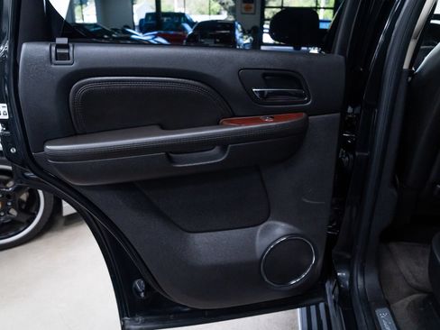 Used 2010 Cadillac Escalade 4WD Hybrid image 17