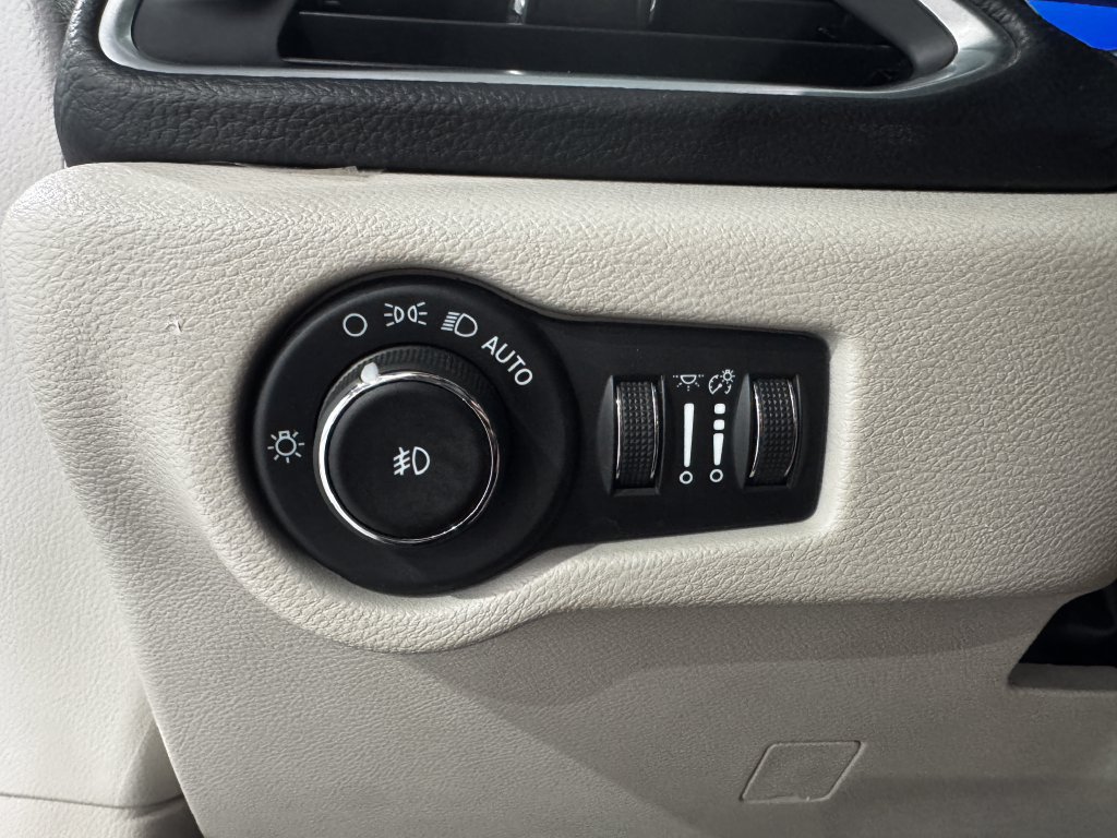 Used 2024 Chrysler Pacifica Limited FWD image 37