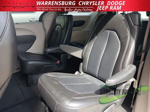 Used 2024 Chrysler Pacifica Touring-L image 10