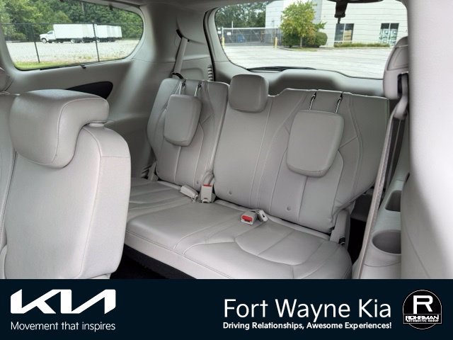 Used 2017 Chrysler Pacifica Touring-L FWD image 12