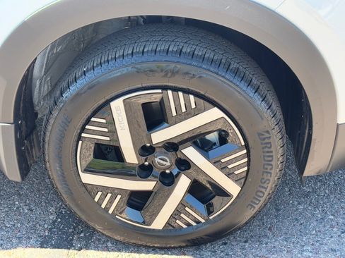 Certified 2025 Nissan Kicks SV image 8