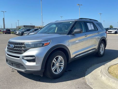 Used 2023 Ford Explorer XLT w/ Equipment Group 202A RWD image 3