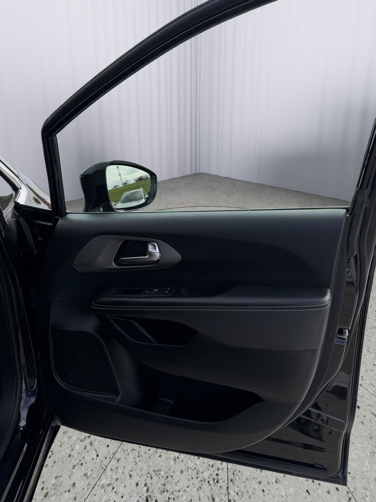 Used 2025 Chrysler Pacifica Select FWD image 27