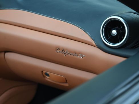 Used 2016 Ferrari California T RWD image 22