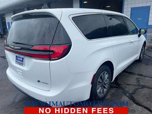 Used 2024 Chrysler Pacifica Limited FWD image 5