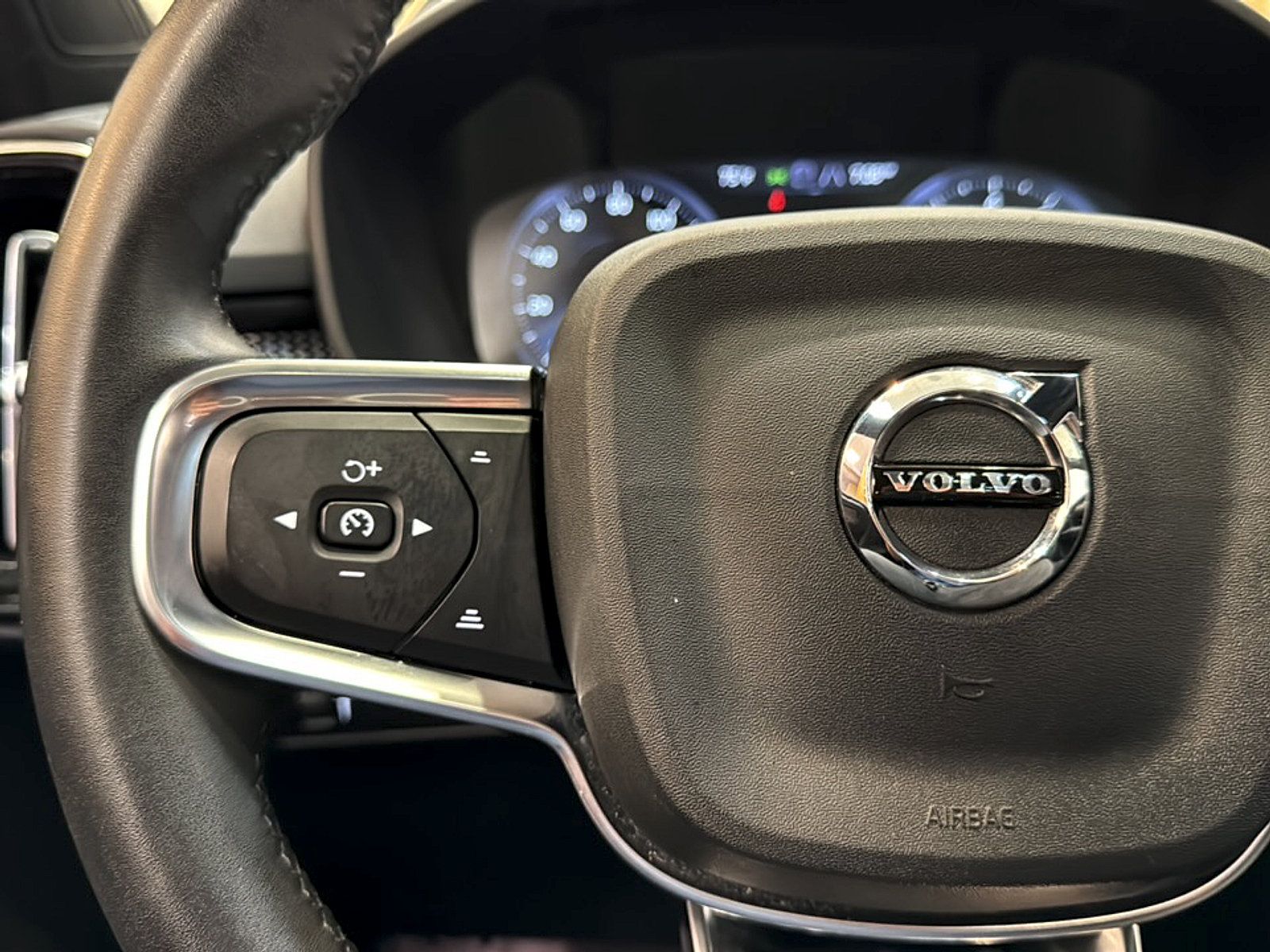 Used 2022 Volvo XC40 T5 R-Design AWD/4WD image 19