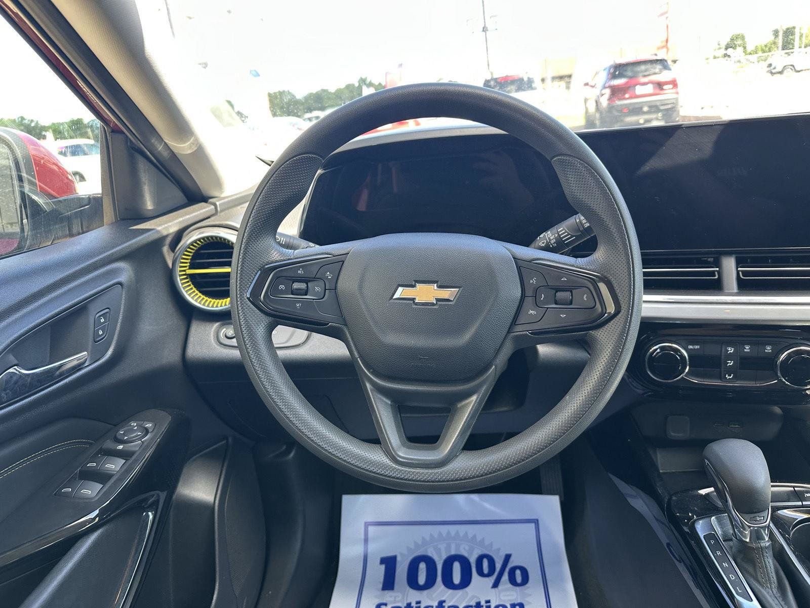 Used 2025 Chevrolet Trax LT FWD image 18