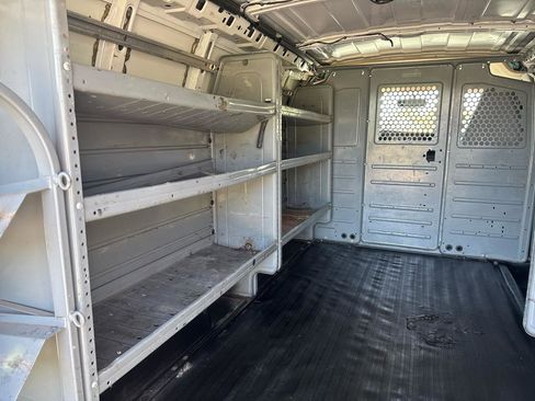 Used 2017 Chevrolet Express 2500 RWD image 17
