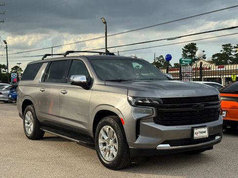 Used 2021 Chevrolet Suburban Premier w/ Premium Package RWD image 7
