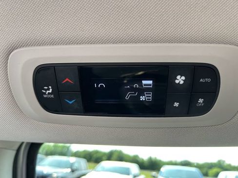 Used 2024 Chrysler Pacifica Touring-L FWD image 5