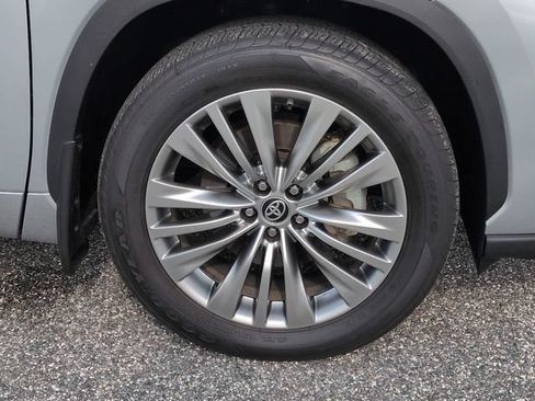 Certified 2024 Toyota Highlander Platinum FWD image 11