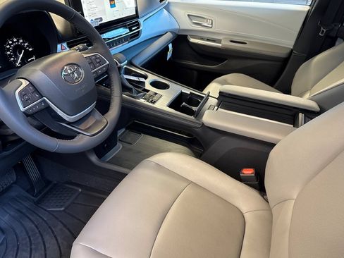 Used 2026 Toyota Sienna XLE FWD image 12