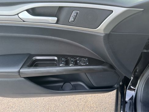 Used 2017 Ford Fusion SE w/ Fusion SE Technology Package image 12