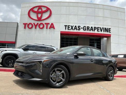 Used 2025 Kia K4 FWD image 2