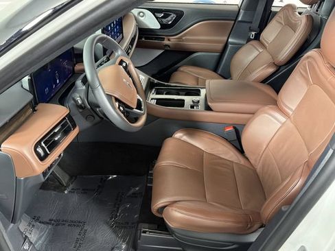 Certified 2025 Lincoln Aviator Reserve w/ Luxury Package RWD image 18