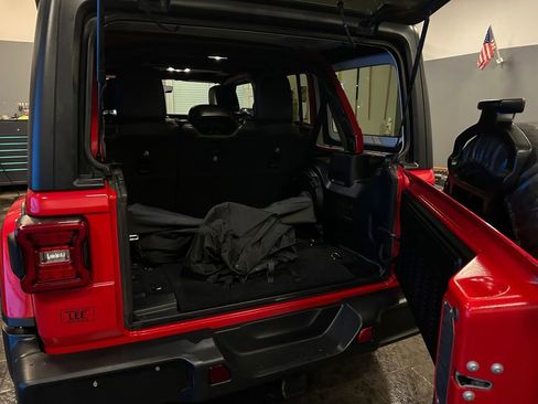 Used 2020 Jeep Wrangler Unlimited Sahara image 19