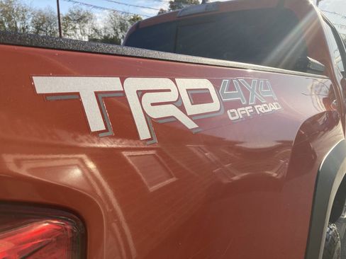 Used 2017 Toyota Tacoma TRD Off-Road image 10