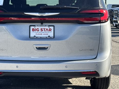 New 2026 Chrysler Pacifica Limited image 11