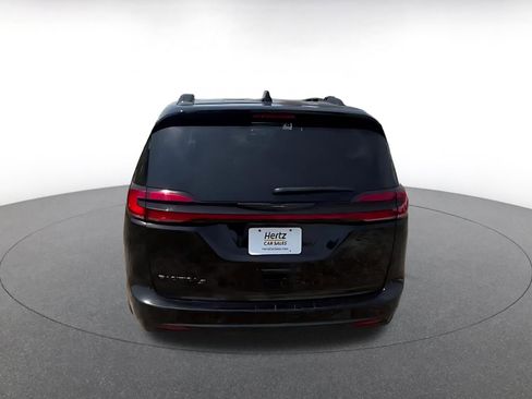 Used 2025 Chrysler Pacifica Limited FWD image 12