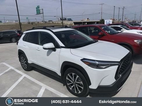 Used 2024 Toyota Corolla Cross XLE w/ Convenience Package image 2