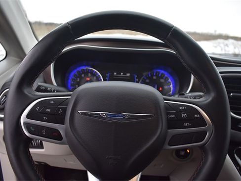 Used 2017 Chrysler Pacifica Touring-L w/ Tire & Wheel Group image 32