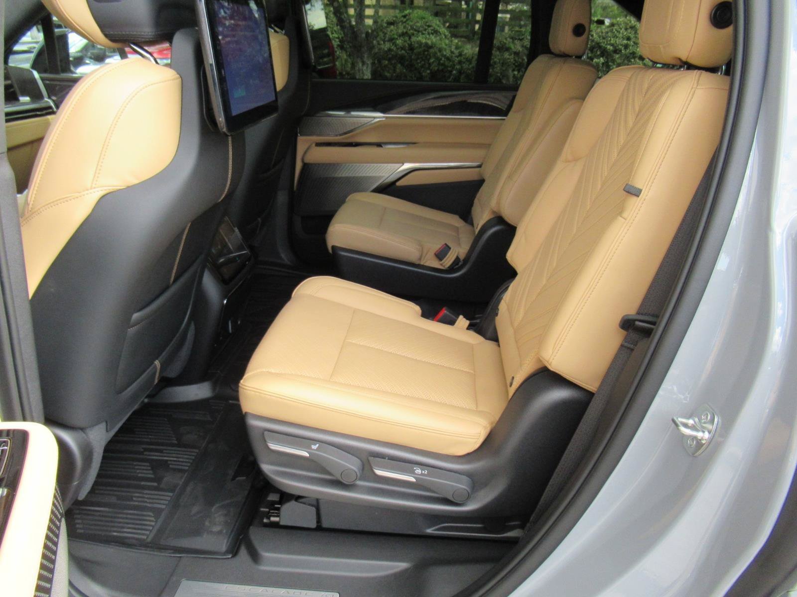 New 2026 Cadillac Escalade IQ Sport 2 w/ LPO, ONYX Package AWD/4WD image 36