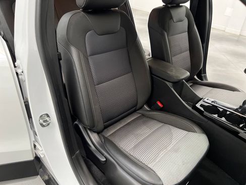 Used 2025 Chevrolet Trax LT FWD image 28