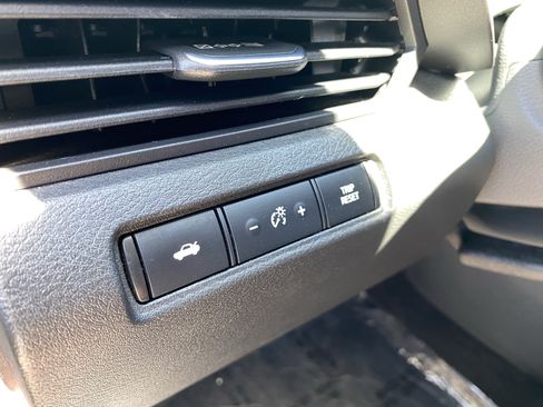 Used 2024 Nissan Altima 2.5 SV FWD image 19