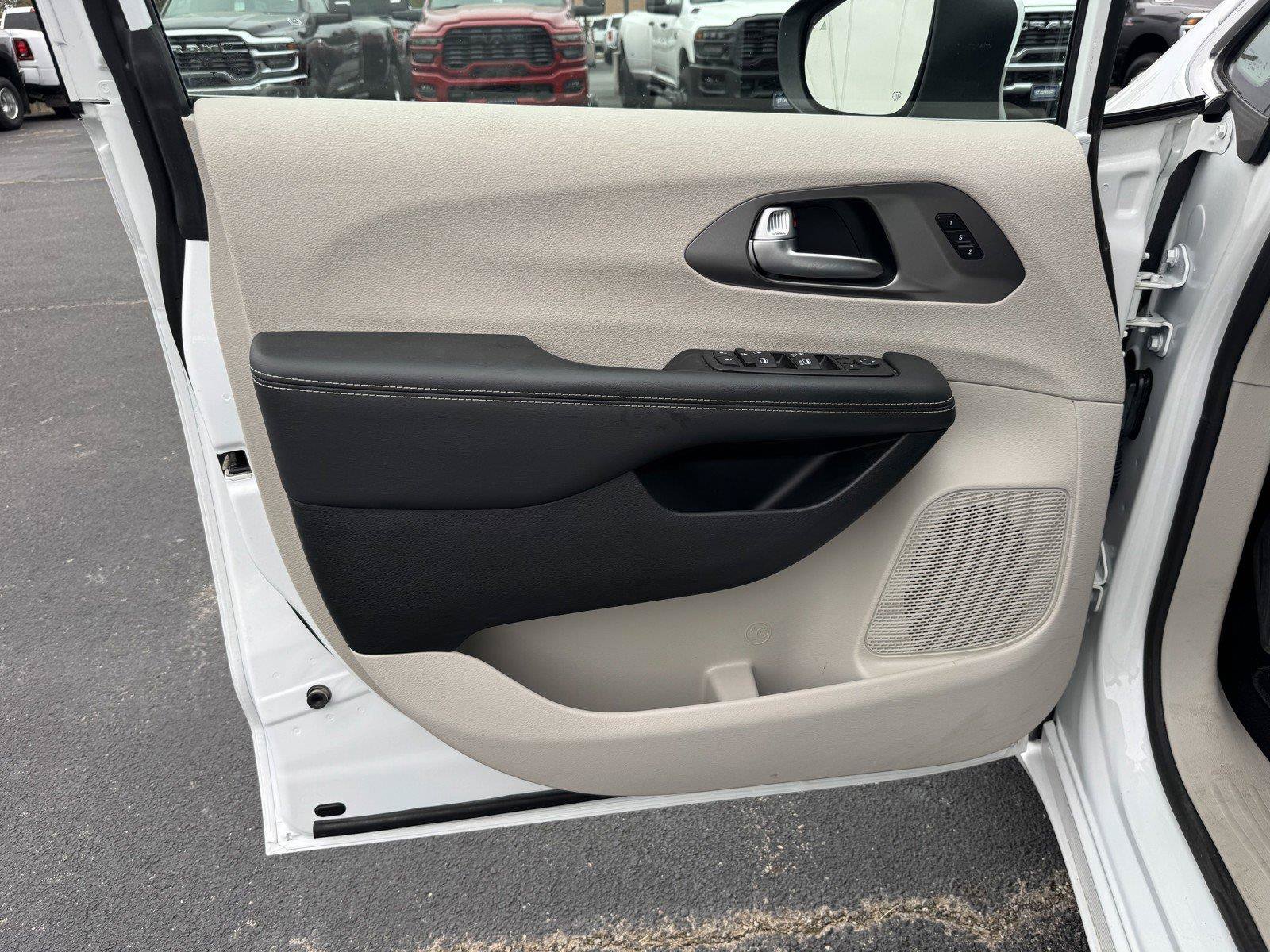 Used 2023 Chrysler Pacifica Touring-L FWD image 26