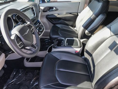 Used 2022 Chrysler Pacifica Touring-L image 15