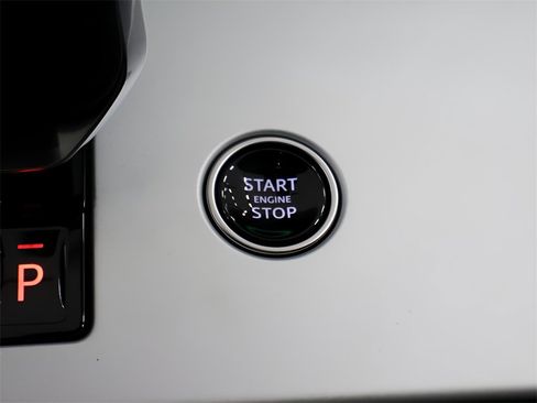 Certified 2025 Land Rover Range Rover SE image 23