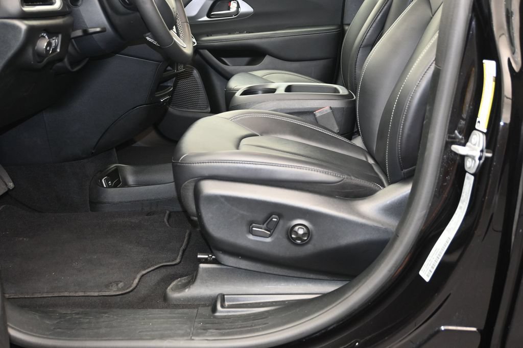Used 2025 Chrysler Pacifica Select FWD image 20