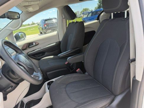 Used 2023 Chrysler Voyager LX FWD image 12