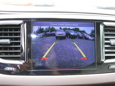 Used 2017 Chrysler Pacifica Touring-L w/ Tire & Wheel Group FWD image 16
