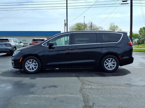 Used 2025 Chrysler Pacifica Select FWD image 4