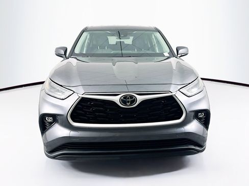 Used 2025 Toyota Highlander LE image 2