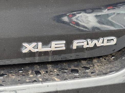 Used 2024 Toyota Highlander XLE AWD/4WD image 30