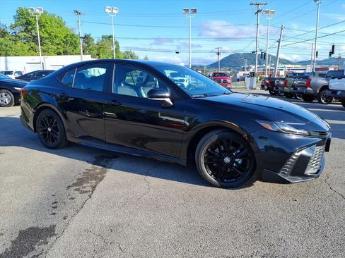 Used 2025 Toyota Camry SE FWD image 2