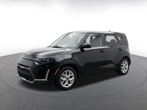 Used 2025 Kia Soul LX w/ LX Technology Package FWD image 3