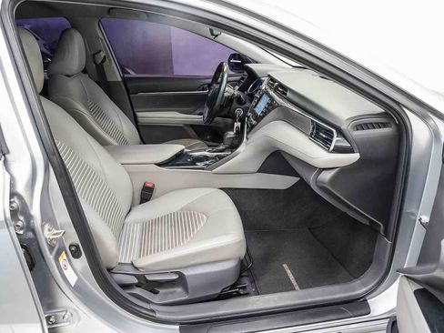Used 2019 Toyota Camry SE w/ Carpet Mat Package FWD image 16