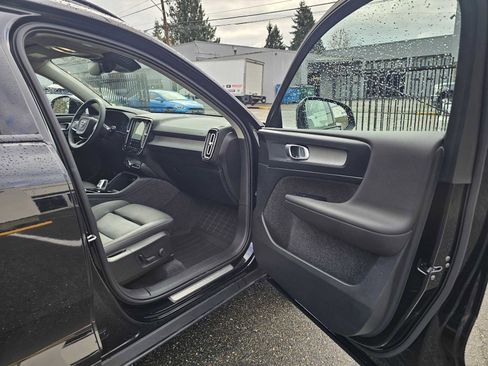 Certified 2024 Volvo XC40 B5 Plus w/ Climate Package image 10